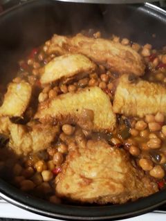 Una foto de Perca con garbanzos y xamfaina