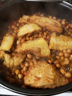 Una foto de Perca con garbanzos y xamfaina