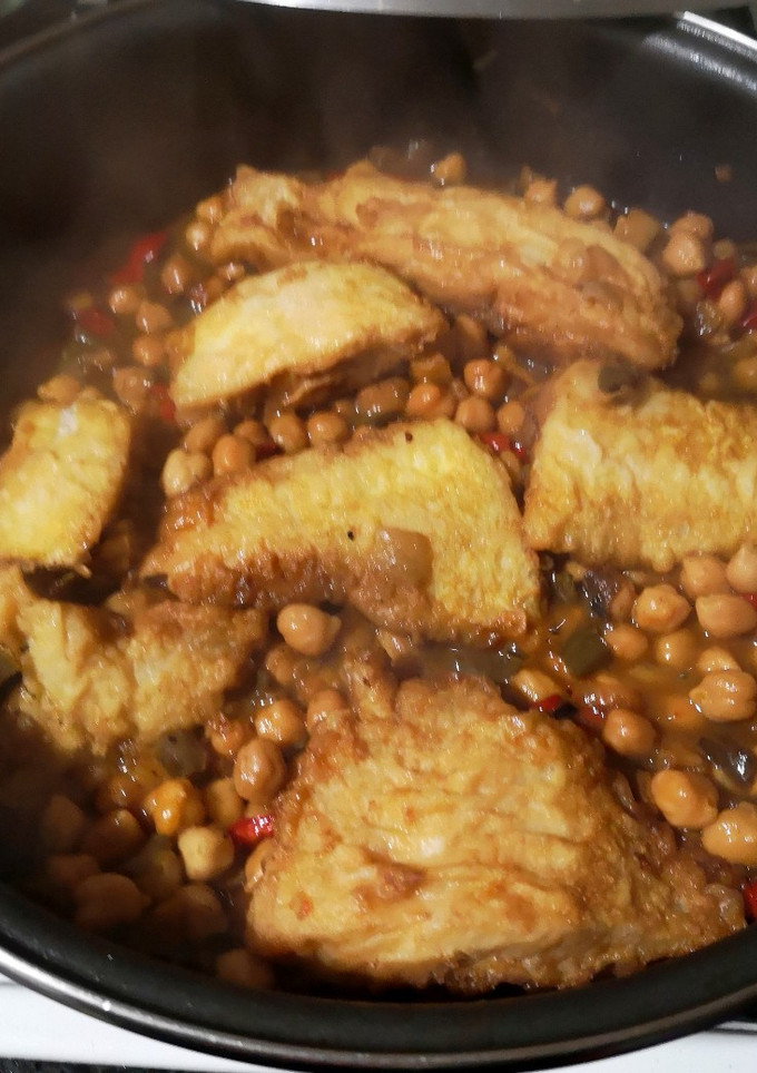 Una foto de Perca con garbanzos y xamfaina