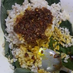 A picture of Ofada rice and ofada stew.