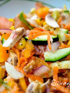 Una foto de 53.🥗Ensalada multiverdura vegana 🍅🌱🍋🍄🌽
