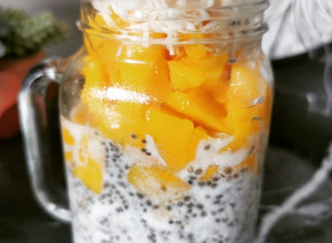 Una foto de Overnight oats con mango y coco