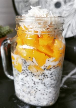 Una foto de Overnight oats con mango y coco