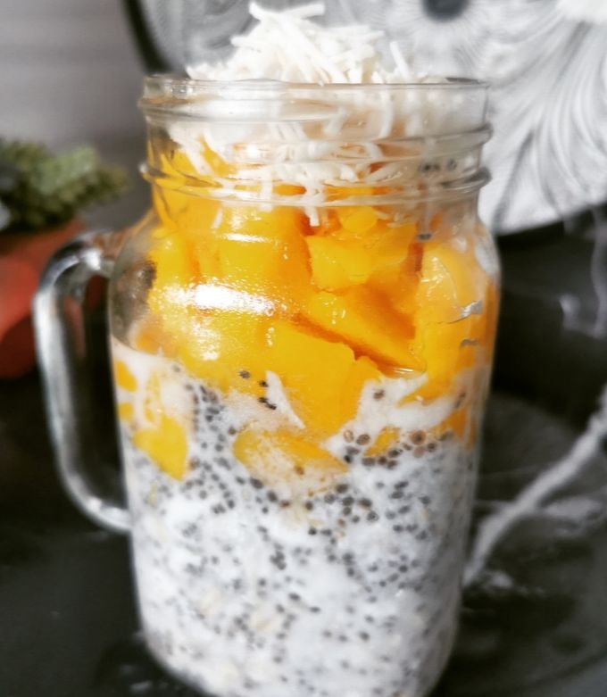 Una foto de Overnight oats con mango y coco