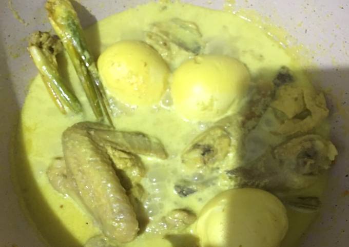 4. Opor Ayam Telur