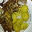 Pescado frito y papas al orégano