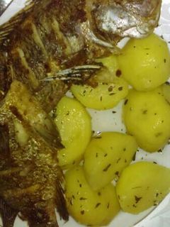 Una foto de Pescado frito y papas al orégano