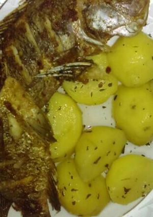 Una foto de Pescado frito y papas al orégano