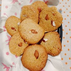 A picture of Crunchy Samak Besan Cookies.