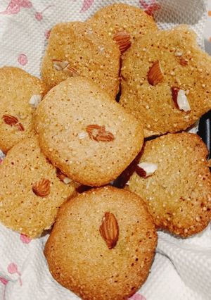 A picture of Crunchy Samak Besan Cookies.