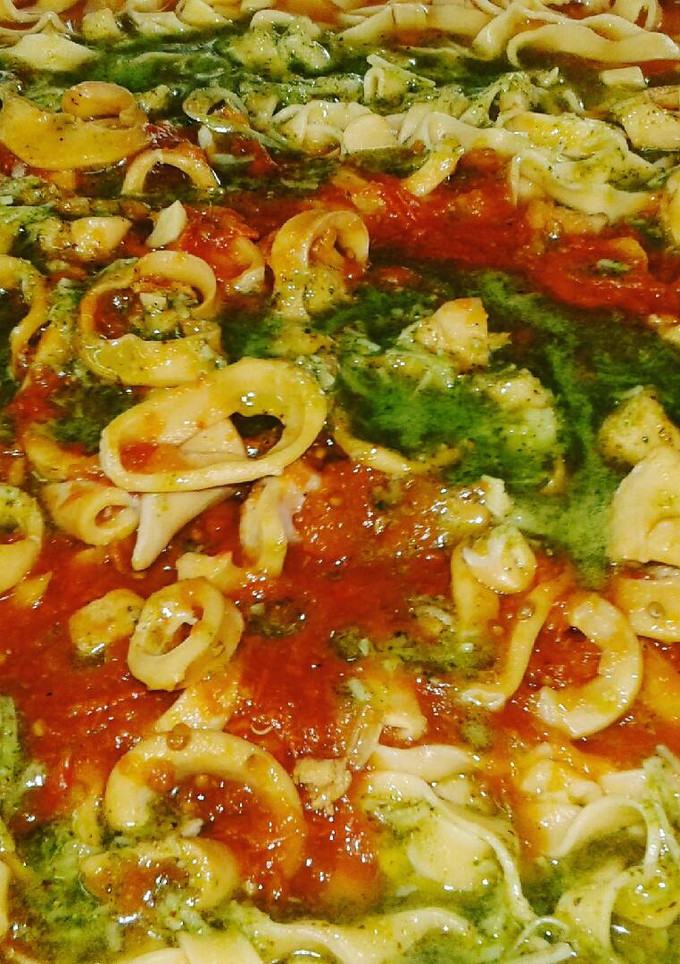 Una foto de Fetuchinni con calamares salsa fileto y pesto de albahaca👌