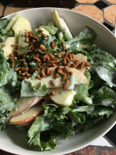 Una foto de Ensalada roquefort con pera y manzana