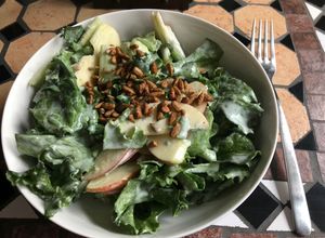 Una foto de Ensalada roquefort con pera y manzana