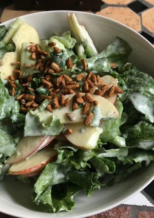 Una foto de Ensalada roquefort con pera y manzana