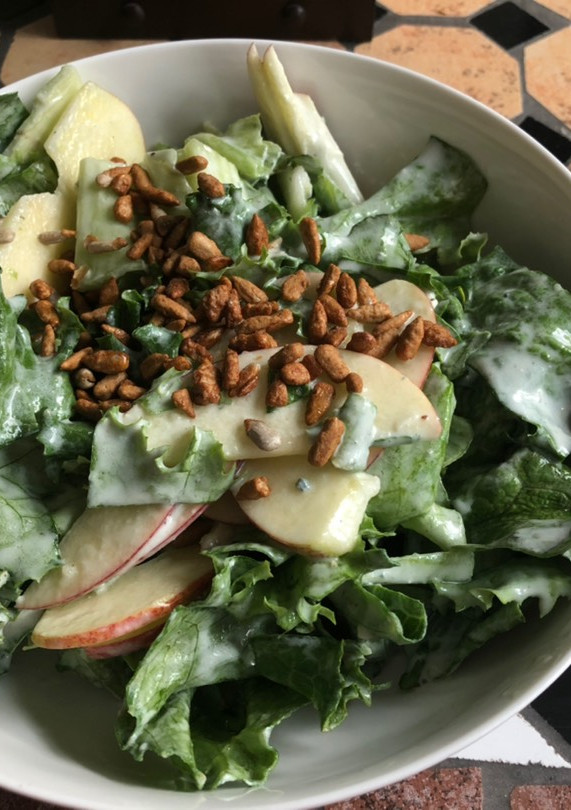 Una foto de Ensalada roquefort con pera y manzana