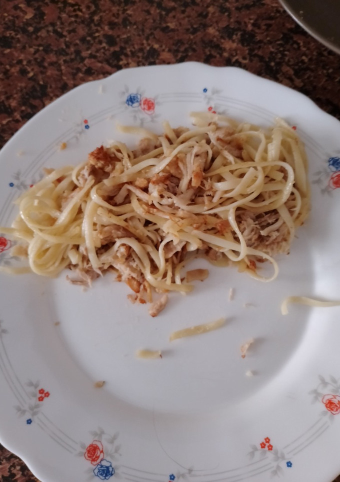 Una foto de Tallarines con pollo asado