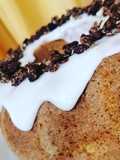 Torta casera de vainilla con glasé de limón y granola