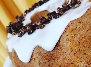 Una foto de Torta casera de vainilla con glasé de limón y granola