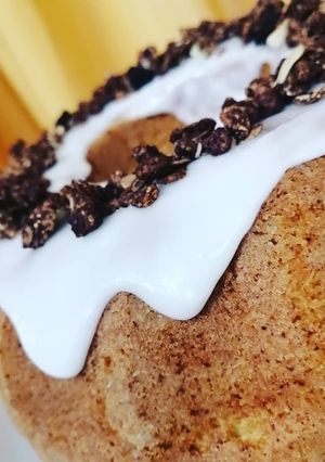 Una foto de Torta casera de vainilla con glasé de limón y granola