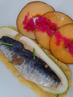 Una foto de Sardina confitada y puré de zucchini