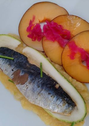 Una foto de Sardina confitada y puré de zucchini