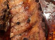 Una foto de carne con salsa de mostaza y miel