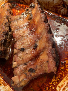 Una foto de Baby Back Ribs con Salsa de Mostaza Dijon y miel