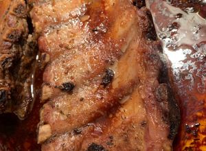 Una foto de Baby Back Ribs con Salsa de Mostaza Dijon y miel