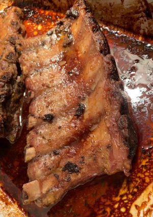 Una foto de Baby Back Ribs con Salsa de Mostaza Dijon y miel