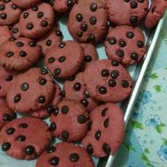 A picture of Red velvet cookies #BikinRamadanBerkesan.