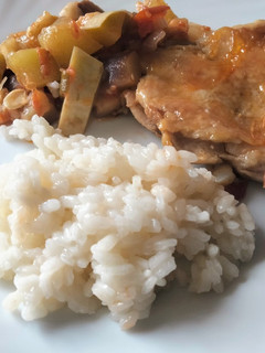 Una foto de Plato combinado: muslo con arroz y pisto
