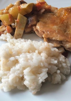 Una foto de Plato combinado: muslo con arroz y pisto