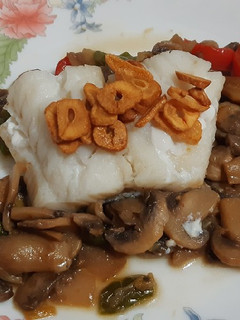 Una foto de Bacalao con champiñones al ajillo