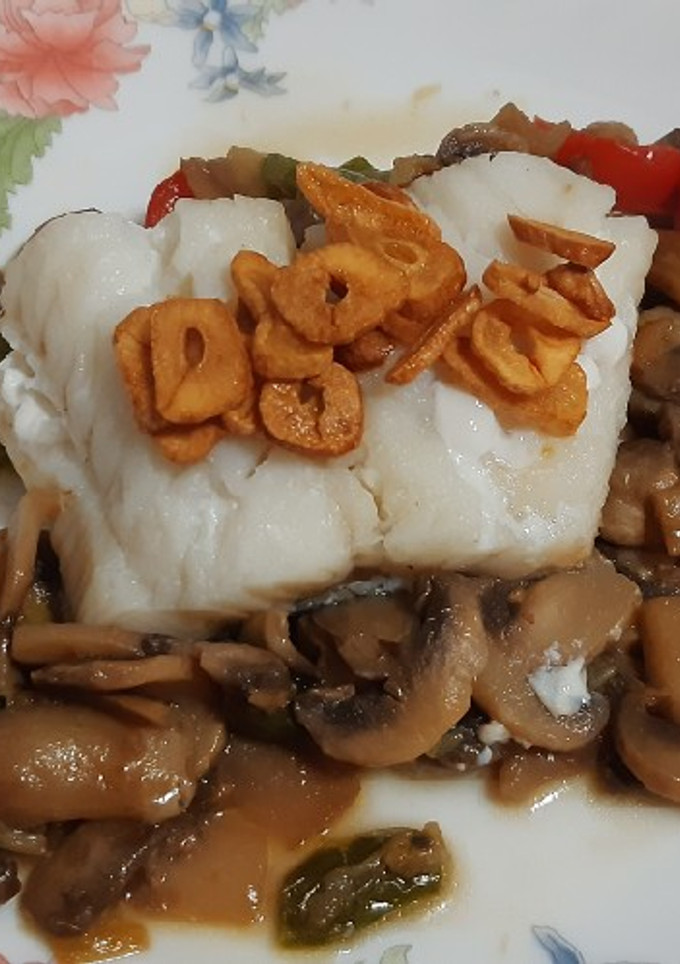 Una foto de Bacalao con champiñones al ajillo