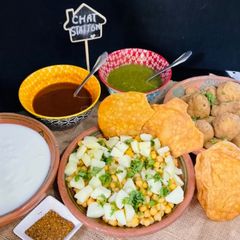 Mix plate Chat (Dahi bara chat) A picture of Mix plate Chat (Dahi bara chat).