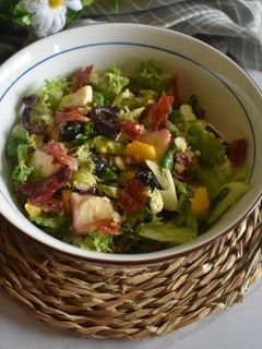 Una foto de Ensalada veraniega de mango, arándanos y pulpo