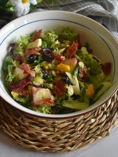 Una foto de Ensalada veraniega de mango, arándanos y pulpo