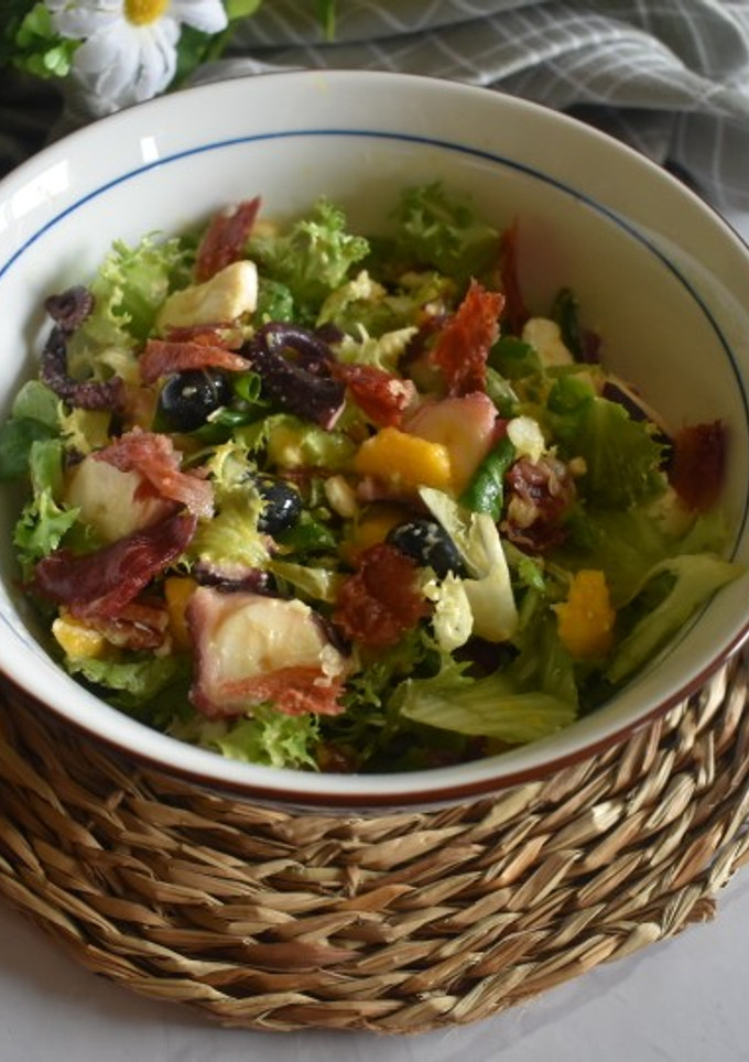Una foto de Ensalada veraniega de mango, arándanos y pulpo