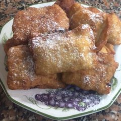 A picture of Apple stuffed beignets.
