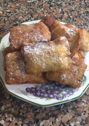 A picture of Apple stuffed beignets.