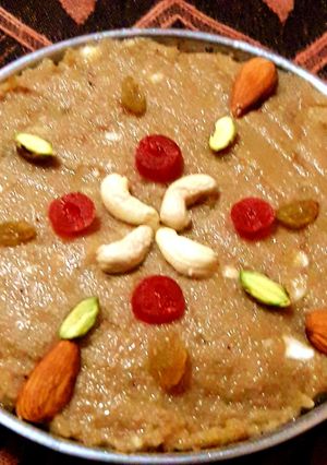 सूजी गुड़ हलवा(Suji Gur Halwa recipe in hindi) रेसिपी मुख्य फोटो
