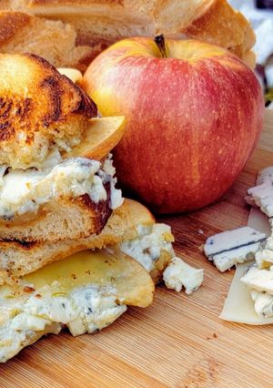 Grilled Cheese and Apple Sandwich রেসিপির প্রধান ছবি