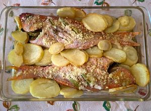 Una foto de Besugos al horno con papas
