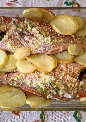Una foto de Besugos al horno con papas