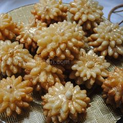 A picture of Deep Fried flower cookies (Daisy ّّFlower)   کوکی به شکل گل مینا.