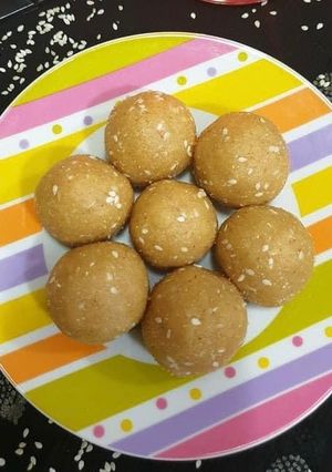 तिल मूंगफली गुड़ लड्डू(til moongphali gud laddu recipe in hindi) रेसिपी मुख्य फोटो