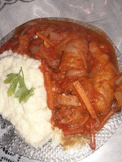 Una foto de Chorizos a la pomarola con puré