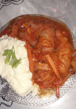 Una foto de Chorizos a la pomarola con puré