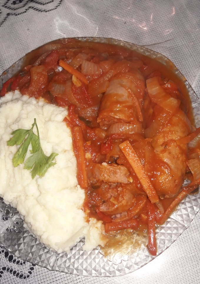 Una foto de Chorizos a la pomarola con puré