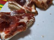 Una foto de tostadas de tomates cherry